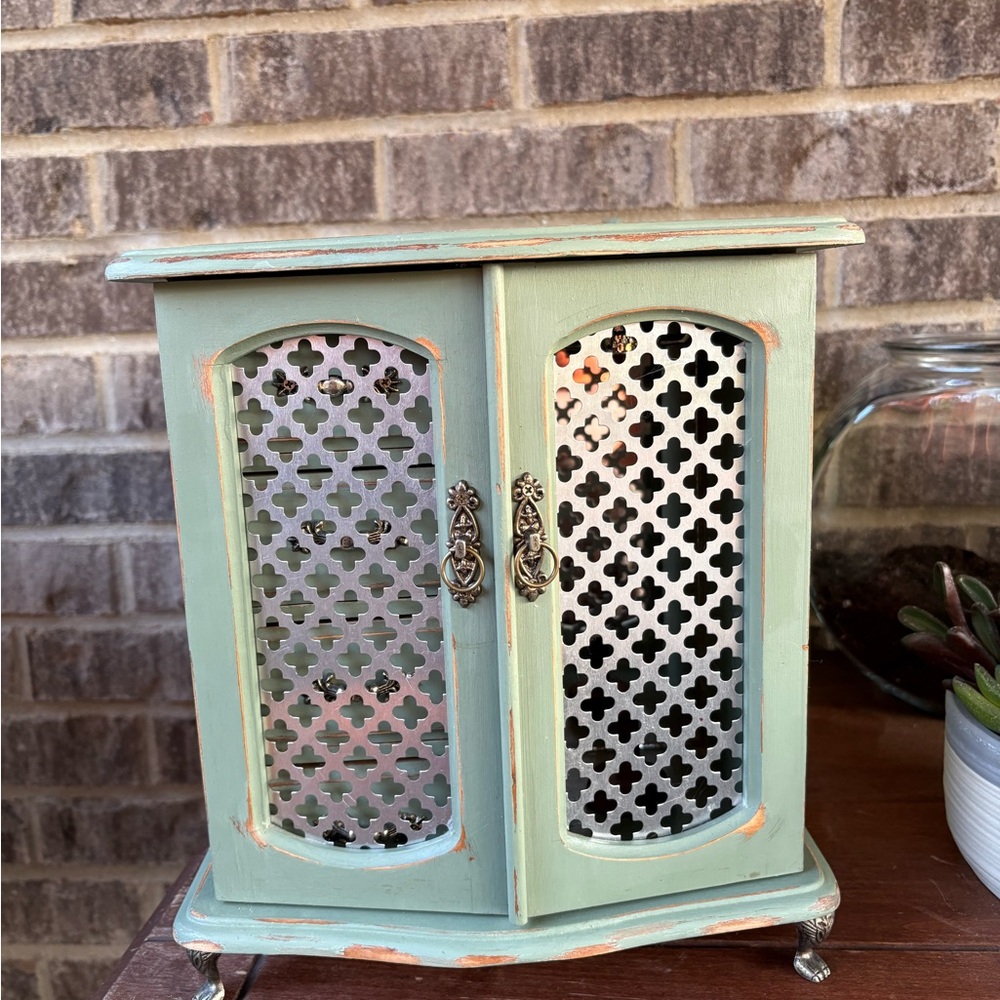 Vintage Green Jewelry Organizer with Silver Accents - Picture 2 of 9